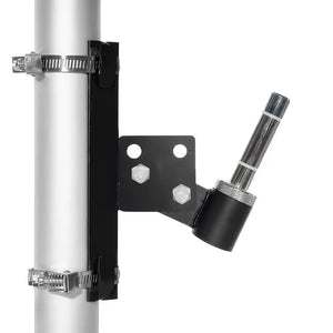 Base universal con bridas colocada en un soporte vertical con el fly banner a 45 grados