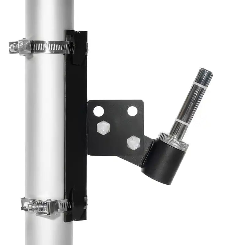 Base universal con bridas colocada en un soporte vertical con el fly banner a 45 grados
